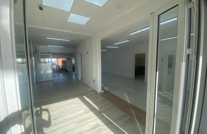 Grand local commercial r&eacute;nov&eacute;