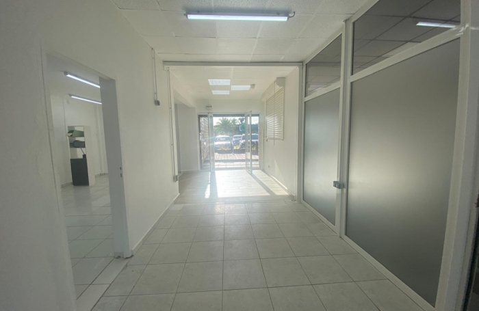 Grand local commercial r&eacute;nov&eacute;