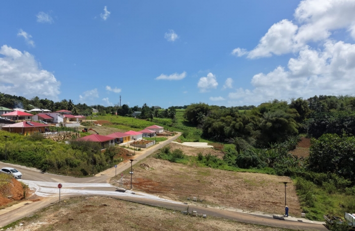 LAMENTIN  TERRAIN 504 M2 VUE MONTAGNE