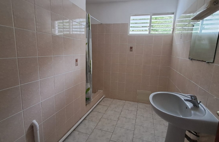 POINTE NOIRE -  Appartement bas de villa T4- Vue mer