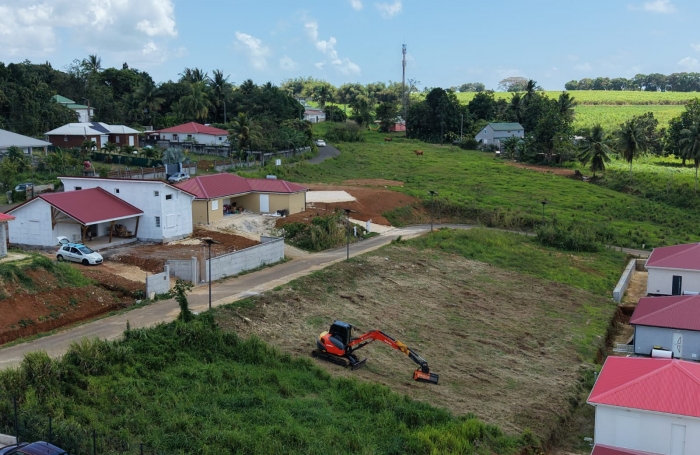 LAMENTIN  TERRAIN 582 M2 VUE MONTAGNE