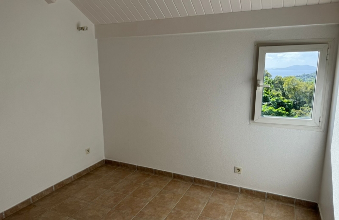 T4 DUPLEX R&Eacute;NOV&Eacute;   R&eacute;sidence avec Piscine, jardinet privatif et vue exceptionnelle sur les Saintes