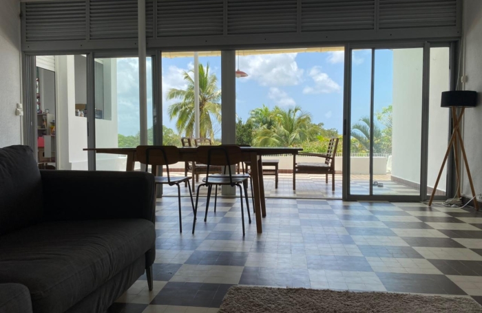 En location 2500 &euro; par mois aux Abymes : villa avec Agence Opt'immo