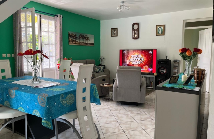 SAINT-CLAUDE, Belle villa T4 avec mezzanine, piscine et garage sur un jardin cl&ocirc;tur&eacute;