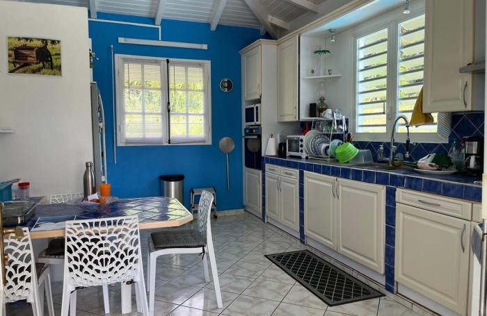 SAINT-CLAUDE, Belle villa T4 avec mezzanine, piscine et garage sur un jardin cl&ocirc;tur&eacute;