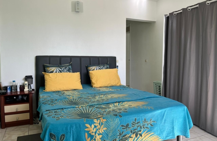 SAINT-CLAUDE, Belle villa T4 avec mezzanine, piscine et garage sur un jardin cl&ocirc;tur&eacute;