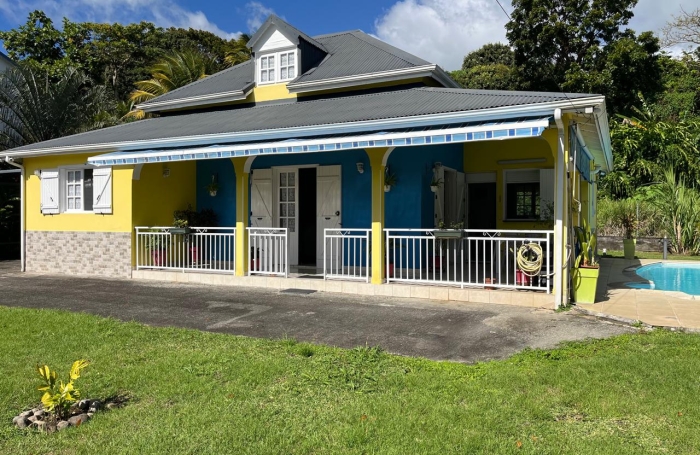 SAINT-CLAUDE, Belle villa T4 avec mezzanine, piscine et garage sur un jardin cl&ocirc;tur&eacute;