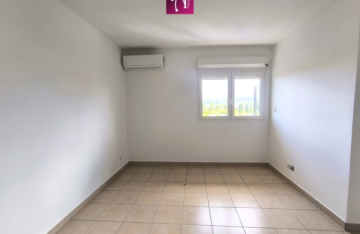 A louer Appartement T4 Duplex vue mer dans une r&eacute;sidence s&eacute;curis&eacute;e avec piscine   -  Petit-Bourg