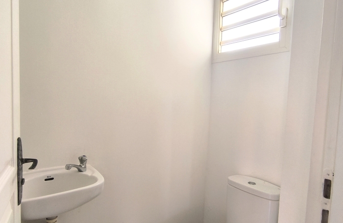 A louer Appartement T4 Duplex vue mer dans une r&eacute;sidence s&eacute;curis&eacute;e avec piscine   -  Petit-Bourg