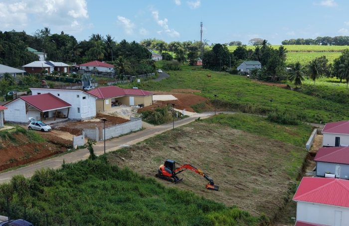 LAMENTIN  TERRAIN 528 M2