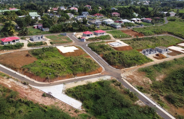 LAMENTIN  TERRAIN 528 M2