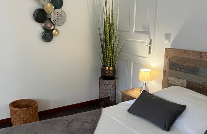 APPARTEMENT T2 MEUBLE-PISCINE-CHARGES COMPRISES