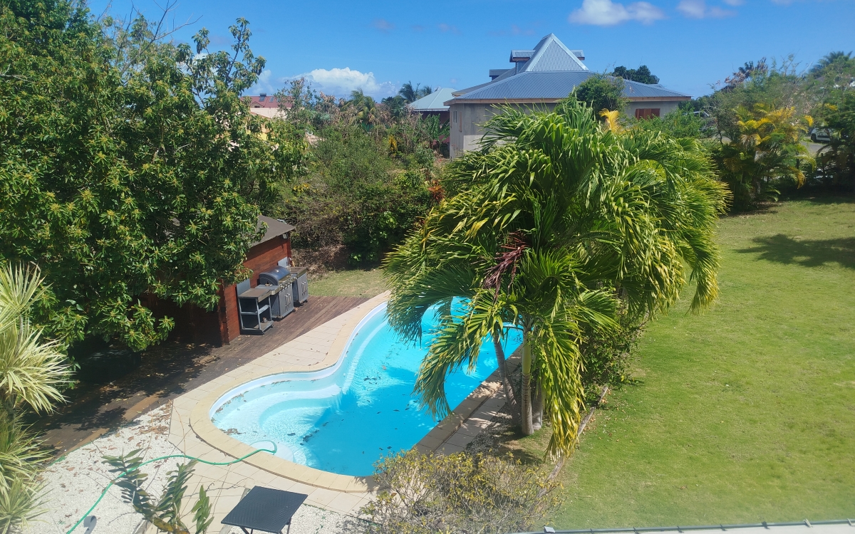 maison de 4 studios +F2 + piscine  terrain 868m2 440000&euro;
