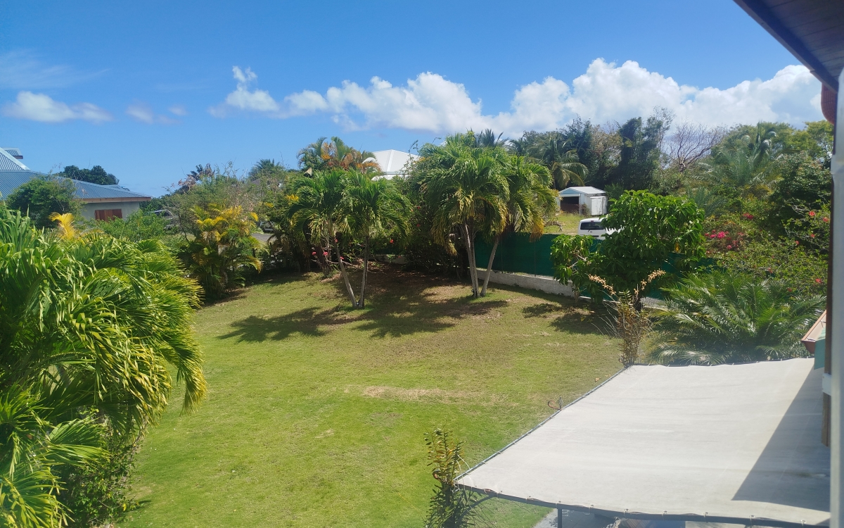 maison de 4 studios +F2 + piscine  terrain 868m2 440000&euro;