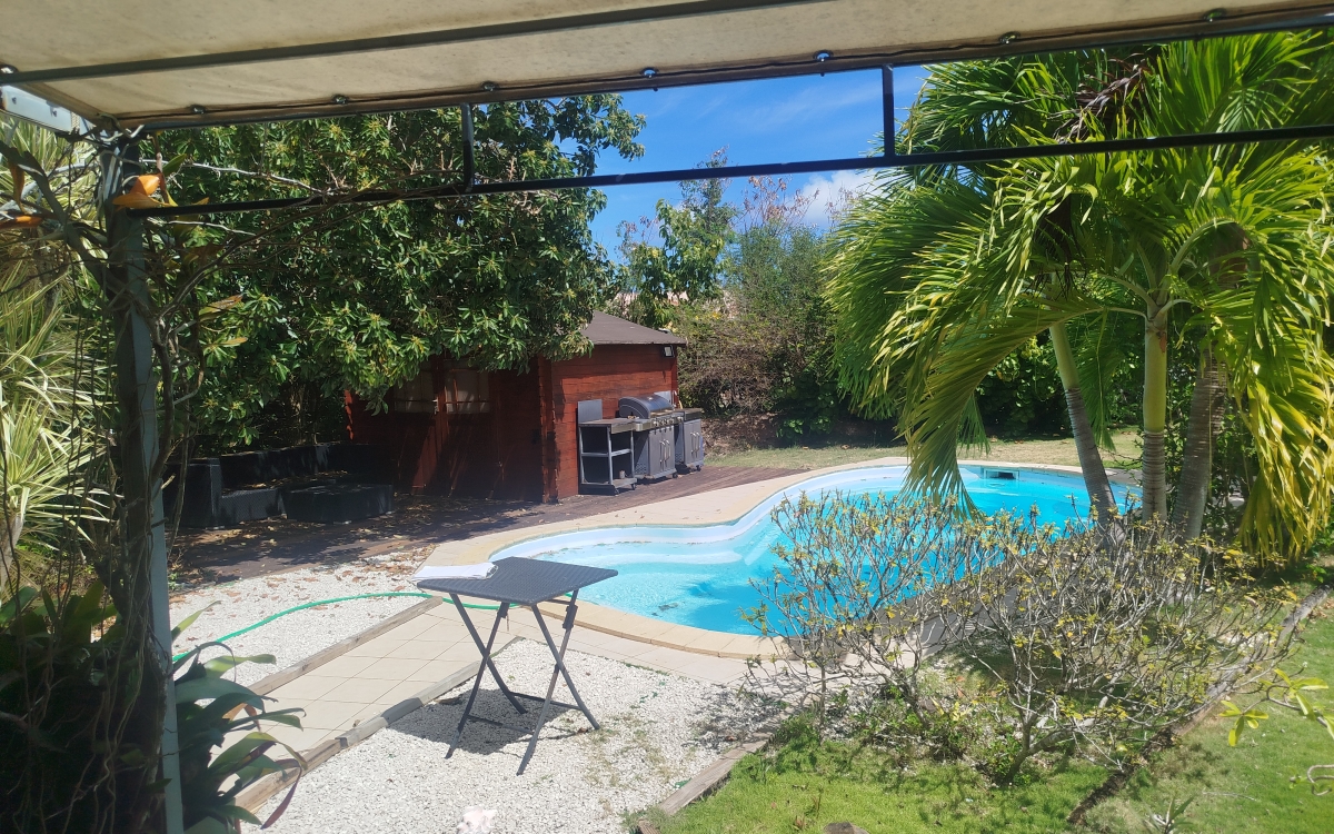 maison de 4 studios +F2 + piscine  terrain 868m2 440000&euro;