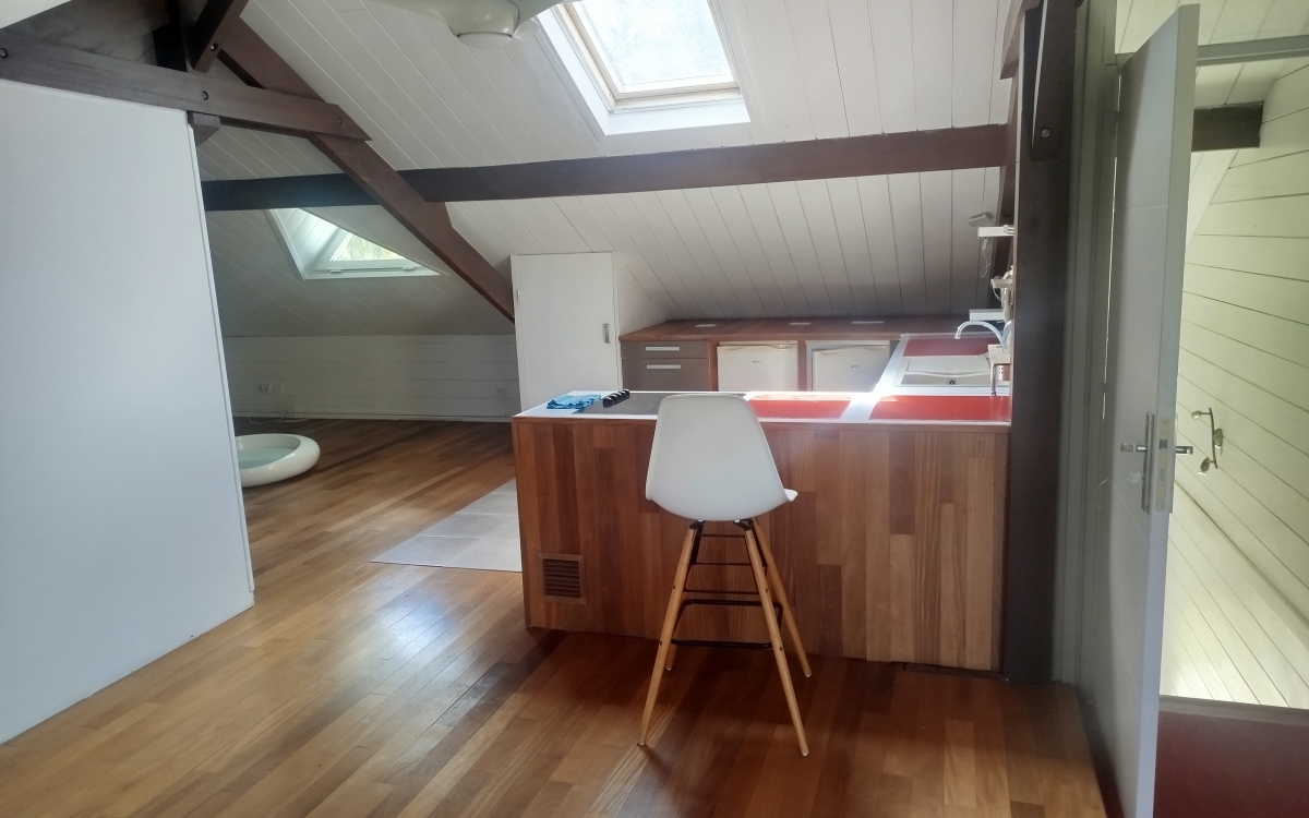maison de 4 studios +F2 + piscine  terrain 868m2 440000&euro;