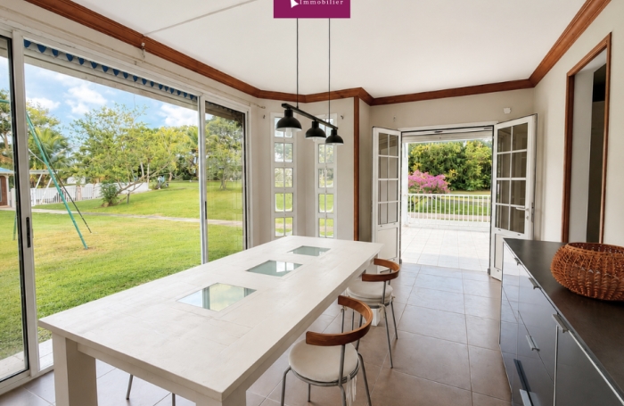 &Agrave; louer - Villa F5 meubl&eacute;e de 216m2 + Bungalow - Castel, Lamentin