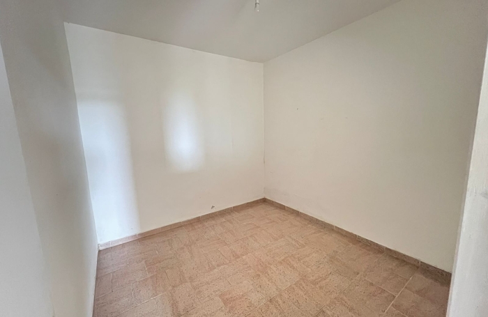 A LOUER - Bas de villa F3 76m2   Petit-Bourg   Non meubl&eacute;, entr&eacute;e ind&eacute;pendante