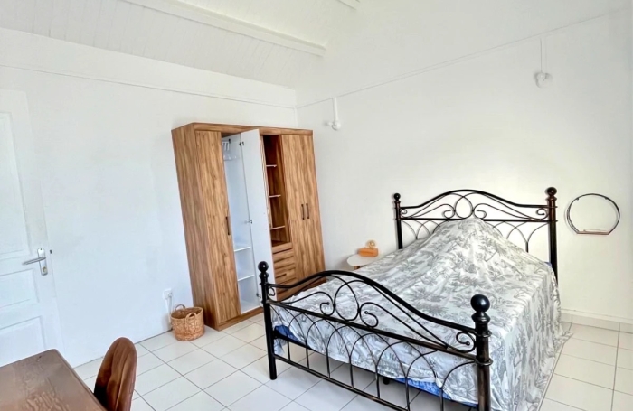 Appart T3 duplex meubl&eacute; centre Basse-Terre eau/&eacute;lect inclus