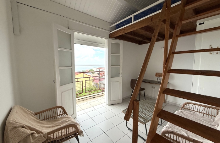Appart T3 duplex meubl&eacute; centre Basse-Terre eau/&eacute;lect inclus