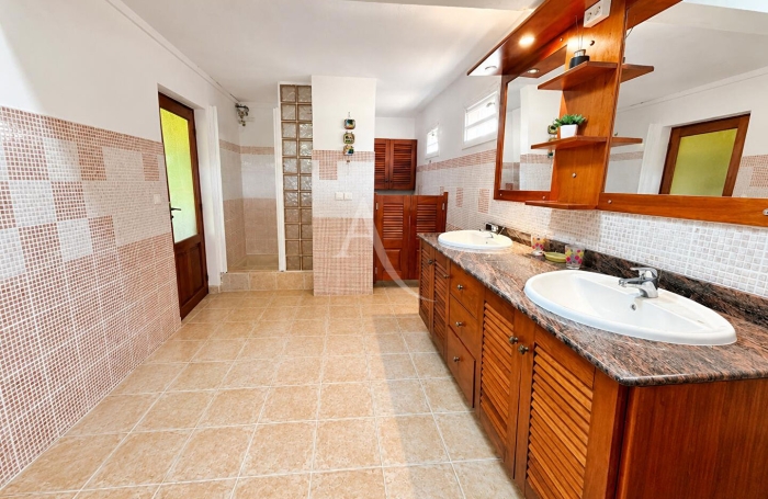 Vente Maison 198.8m&sup2; 7 pi&egrave;ces Sainte Anne
