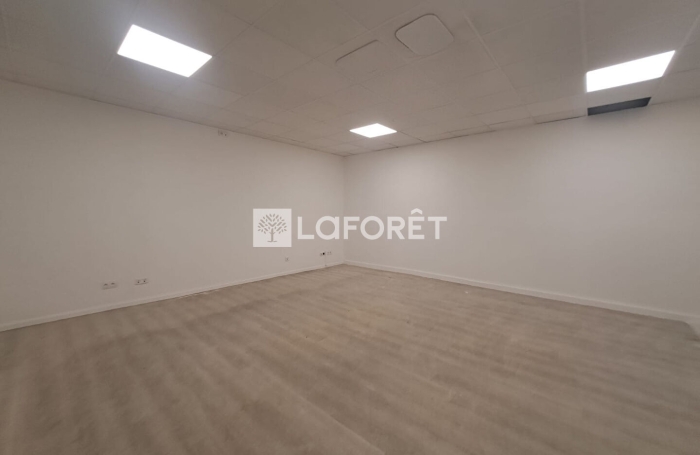 Location Divers 600m&sup2; Les Abymes