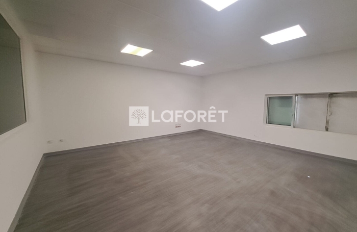 Location Divers 600m&sup2; Les Abymes