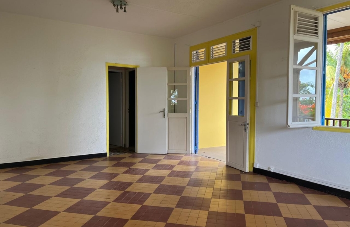 SAINT-CLAUDE &mdash; Maison r&eacute;nov&eacute;e avec grand jardin clos, quartier pris&eacute;