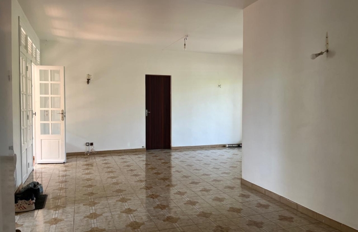 Maison familiale de 4 chambres avec T2 ind&eacute;pendant et garage sur un terrain cl&ocirc;tur&eacute;