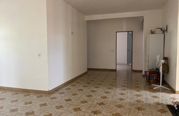 Maison familiale de 4 chambres avec T2 ind&eacute;pendant et garage sur un terrain cl&ocirc;tur&eacute;