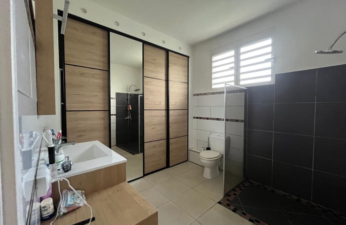 Maison familiale de 4 chambres avec T2 ind&eacute;pendant et garage sur un terrain cl&ocirc;tur&eacute;