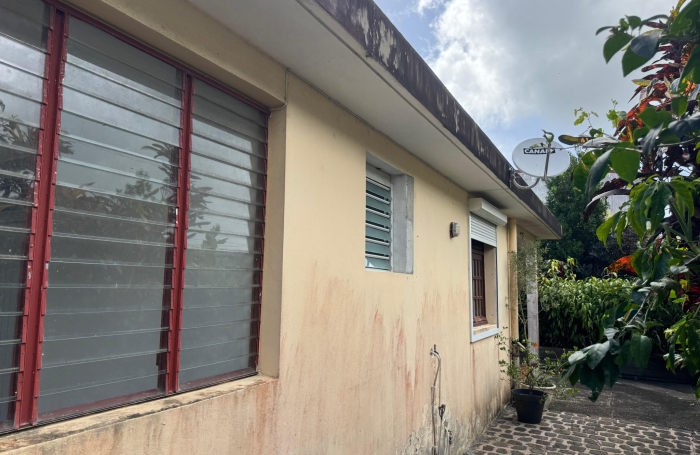 Maison familiale de 4 chambres avec T2 ind&eacute;pendant et garage sur un terrain cl&ocirc;tur&eacute;