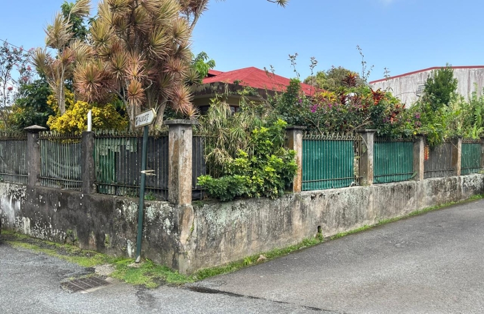 Maison familiale de 4 chambres avec T2 ind&eacute;pendant et garage sur un terrain cl&ocirc;tur&eacute;