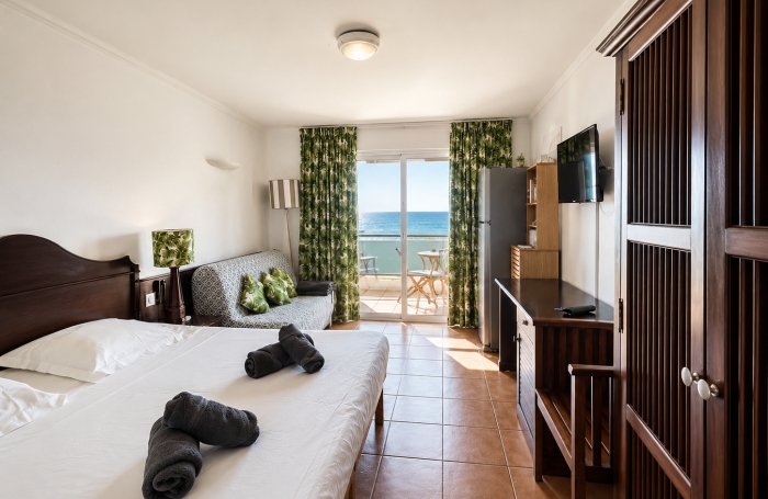 Studio vue mer en premi&egrave;re ligne &agrave; Sainte-Anne   Dernier &eacute;tage   R&eacute;sidence s&eacute;curis&eacute;e avec acc&egrave;s plage