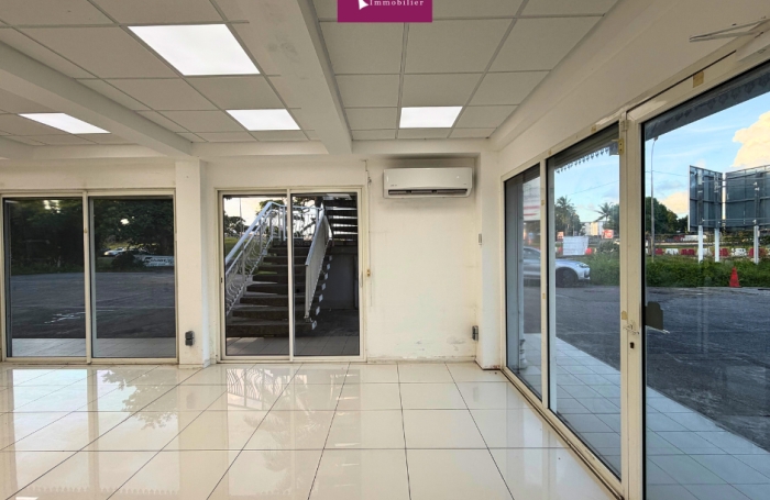&Agrave; louer - Local commercial rez-de-chauss&eacute;e de 74 m2   Grand Camp Rocade