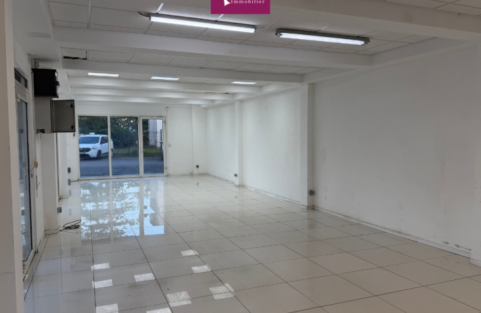 &Agrave; louer - Local commercial rez-de-chauss&eacute;e de 74 m2   Grand Camp Rocade