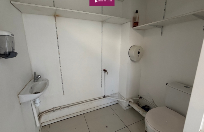 &Agrave; louer - Local commercial rez-de-chauss&eacute;e de 74 m2   Grand Camp Rocade