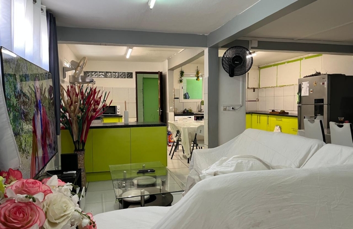 BASSE-TERRE - Maison familiale T 5 avec studio ind&eacute;pendant