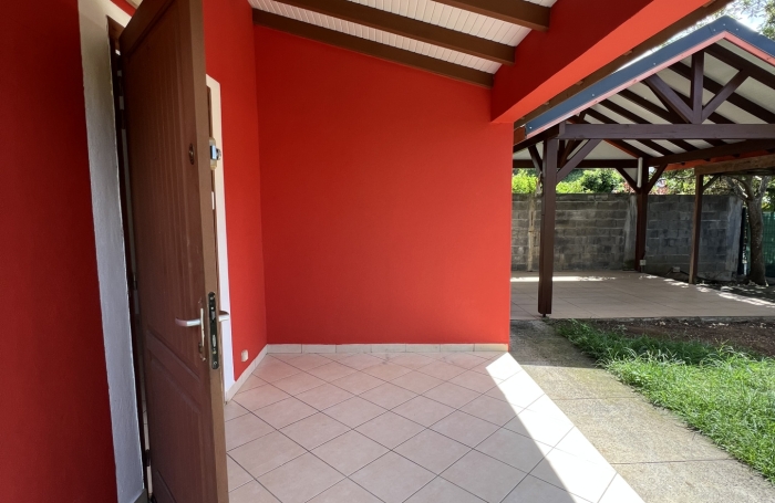 PETITE MAISON T2 AVEC JARDIN ET CARBET A GOSIER