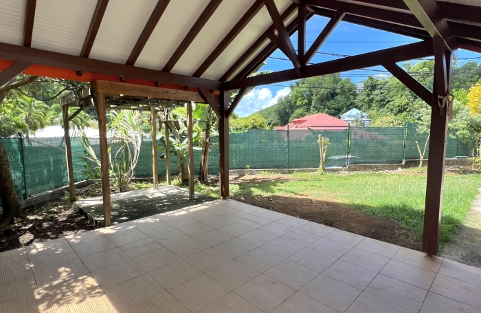 PETITE MAISON T2 AVEC JARDIN ET CARBET A GOSIER