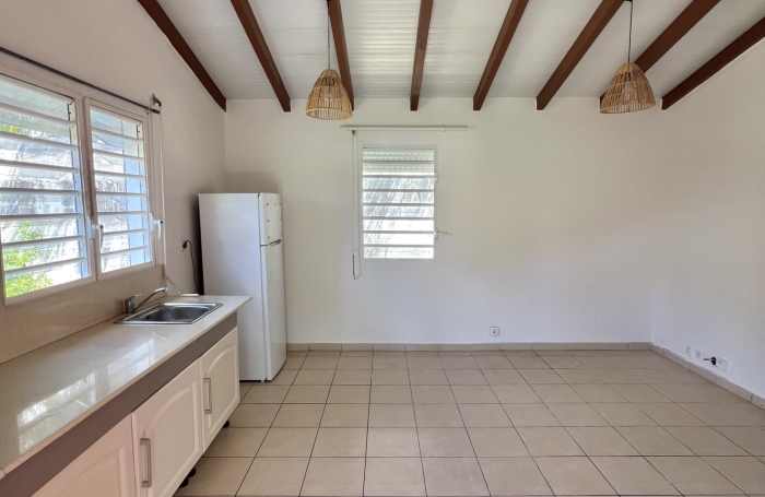 PETITE MAISON T2 AVEC JARDIN ET CARBET A GOSIER