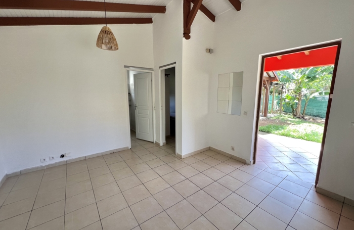 PETITE MAISON T2 AVEC JARDIN ET CARBET A GOSIER