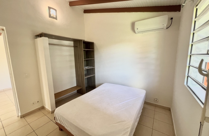 PETITE MAISON T2 AVEC JARDIN ET CARBET A GOSIER