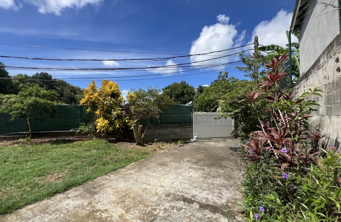 PETITE MAISON T2 AVEC JARDIN ET CARBET A GOSIER