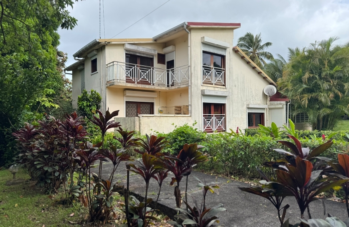 GOURBEYRE, villa T5 avec terrasse , double garage sur un grand terrain