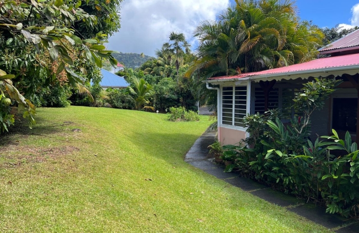 GOURBEYRE, villa T5 avec terrasse , double garage sur un grand terrain