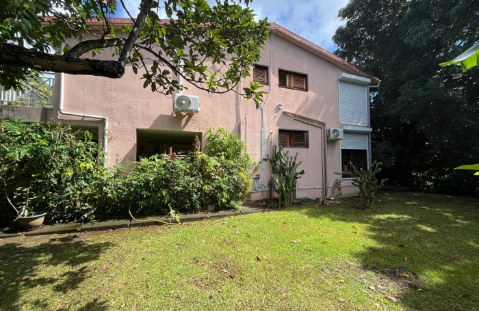 GOURBEYRE, villa T5 avec terrasse , double garage sur un grand terrain