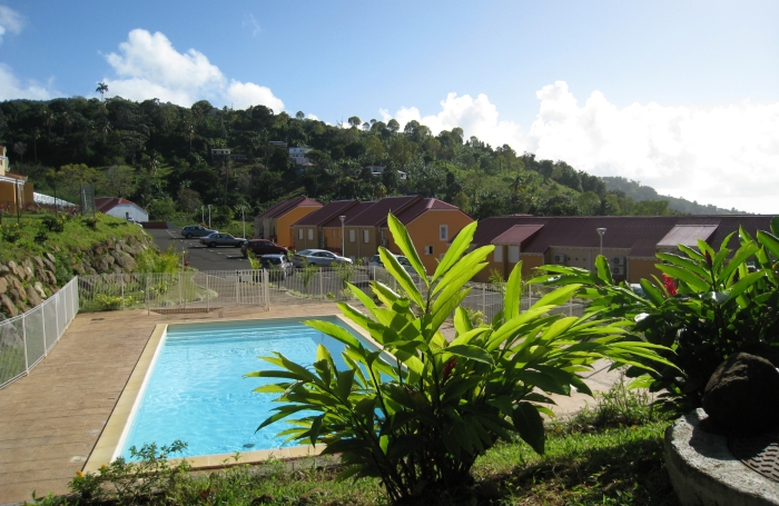 GOURBEYRE &mdash; Duplex T3, enti&egrave;rement r&eacute;nov&eacute; avec vue sur les Saintes
