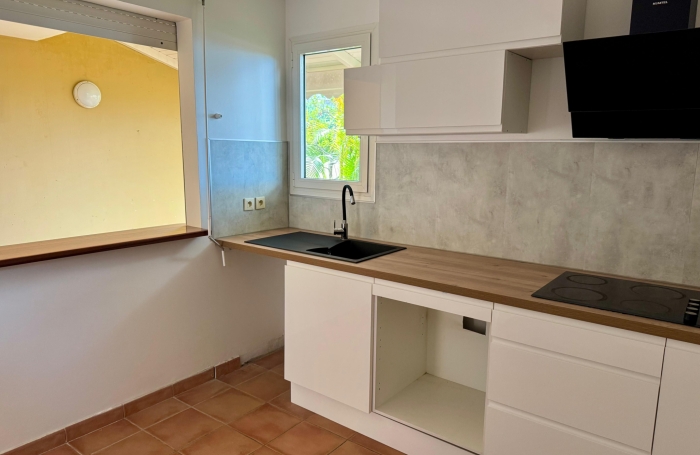 GOURBEYRE &mdash; Duplex T3, enti&egrave;rement r&eacute;nov&eacute; avec vue sur les Saintes