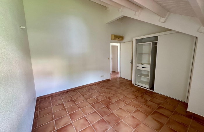 GOURBEYRE &mdash; Duplex T3, enti&egrave;rement r&eacute;nov&eacute; avec vue sur les Saintes